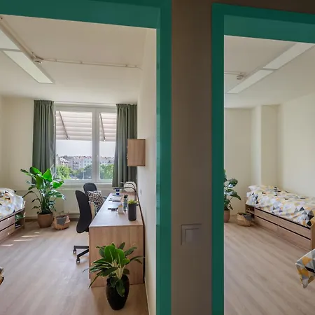 Moricz Student Living Хостел *